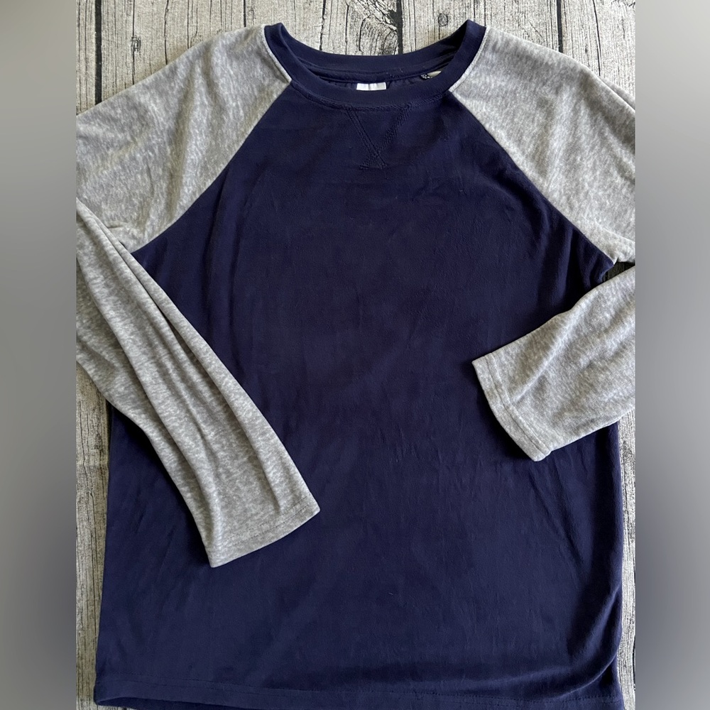 Super soft fleece pajama, lounge long sleeve top, stretch fabric. Boys size XL